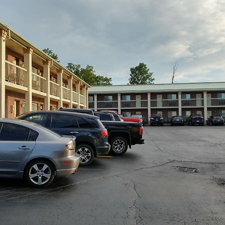 Quality Inn & Suites 1000 Islands Гананок Екстериор снимка