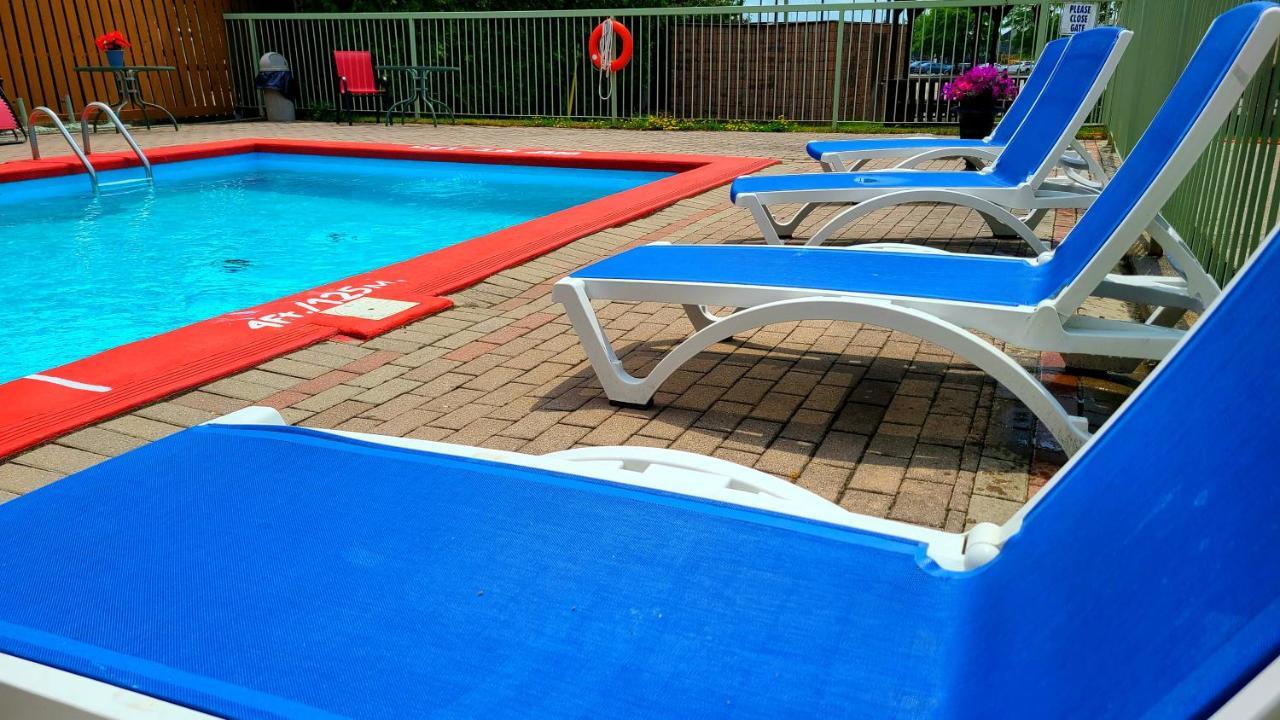 Quality Inn & Suites 1000 Islands Гананок Екстериор снимка