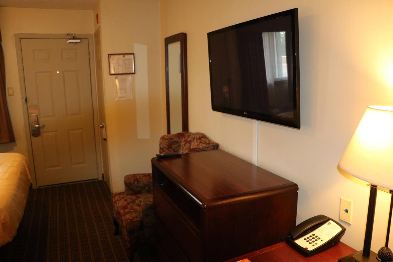Quality Inn & Suites 1000 Islands Гананок Екстериор снимка
