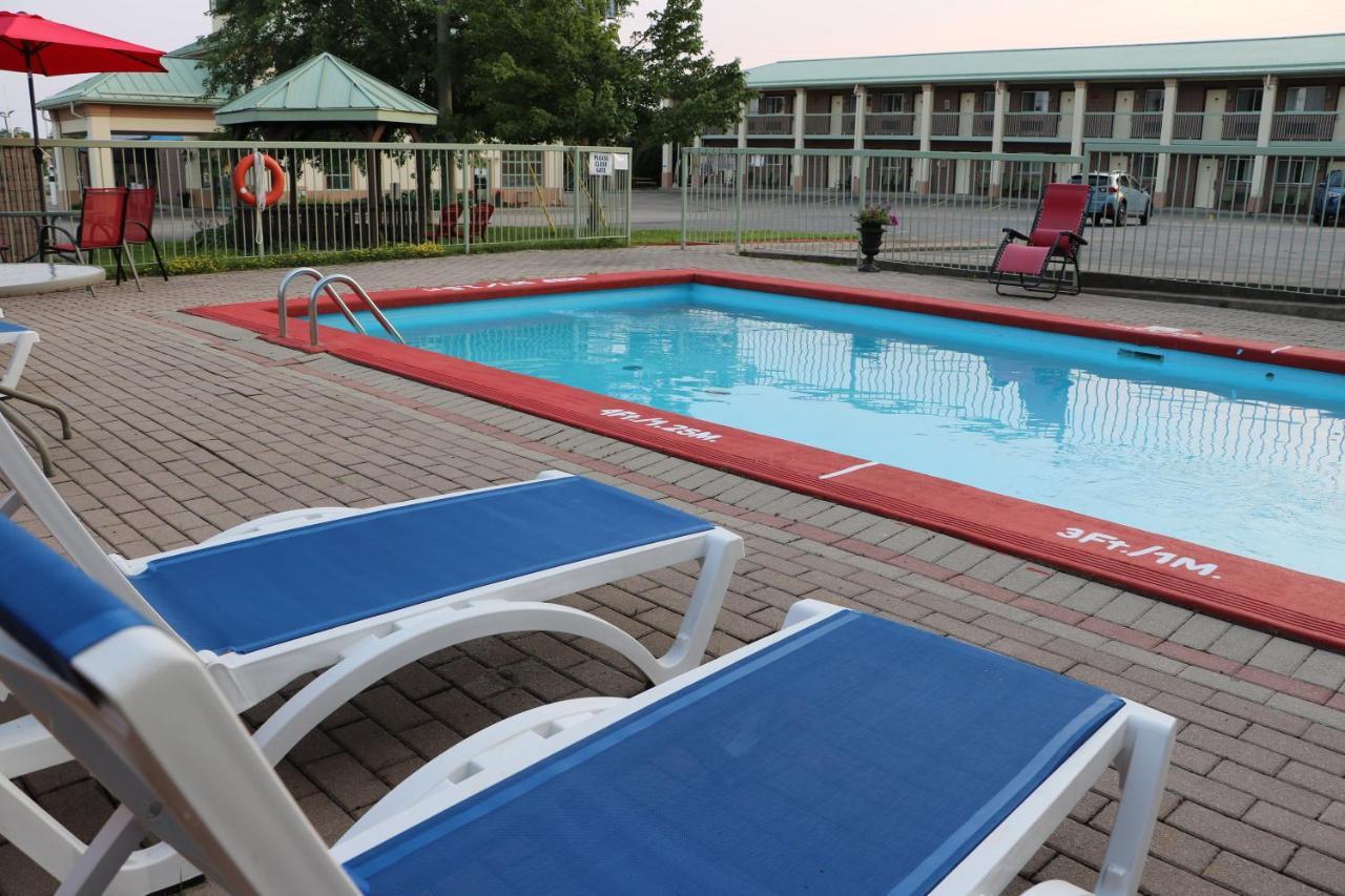 Quality Inn & Suites 1000 Islands Гананок Екстериор снимка