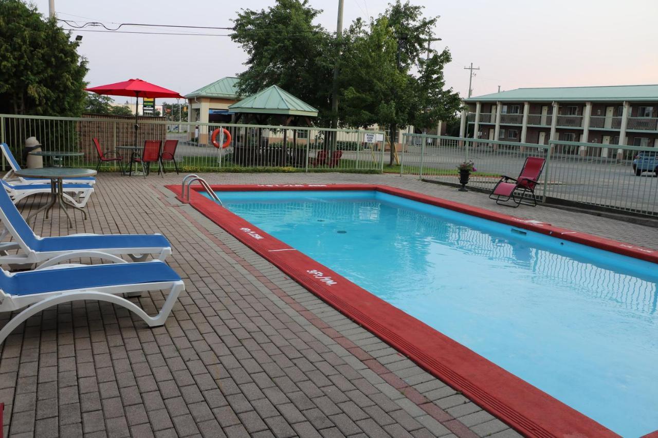 Quality Inn & Suites 1000 Islands Гананок Екстериор снимка