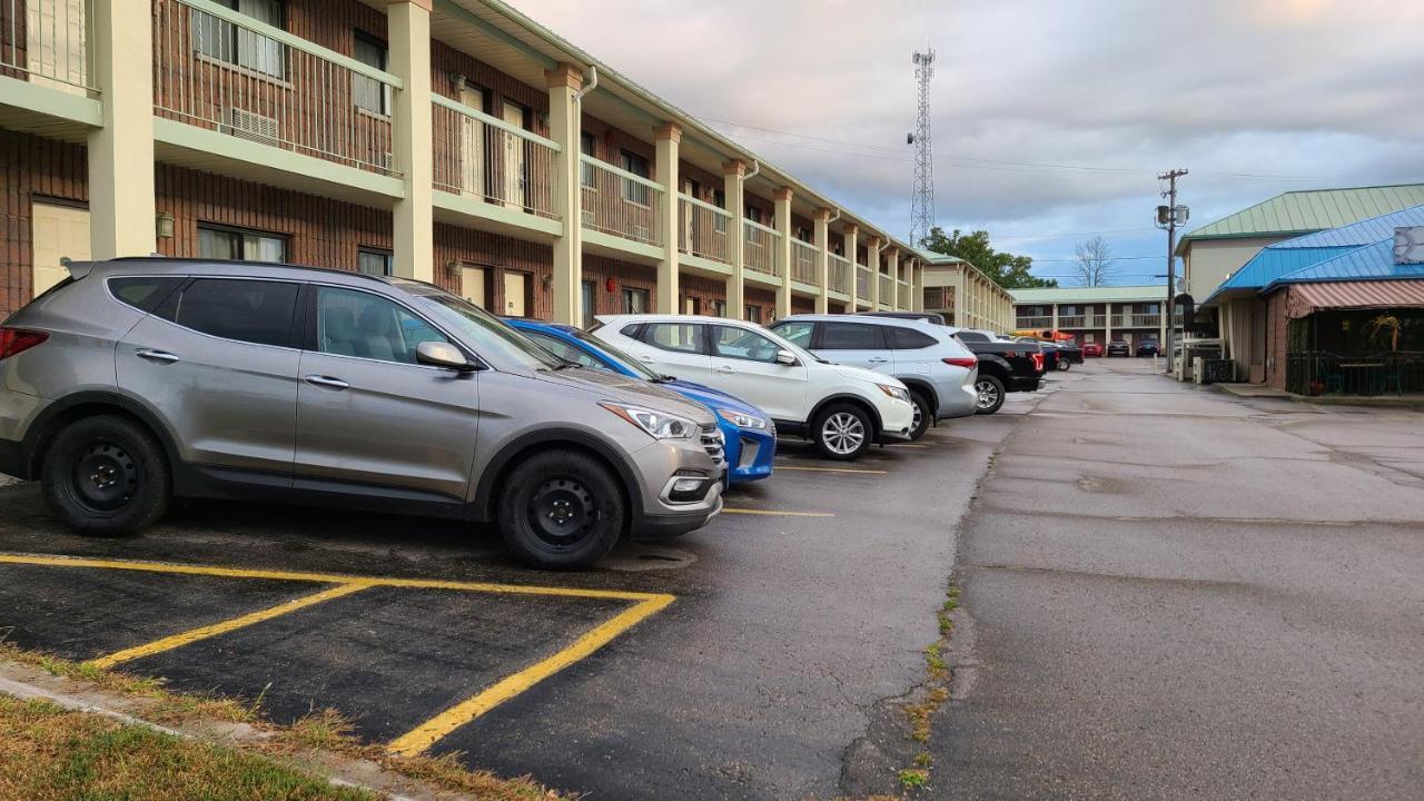 Quality Inn & Suites 1000 Islands Гананок Екстериор снимка