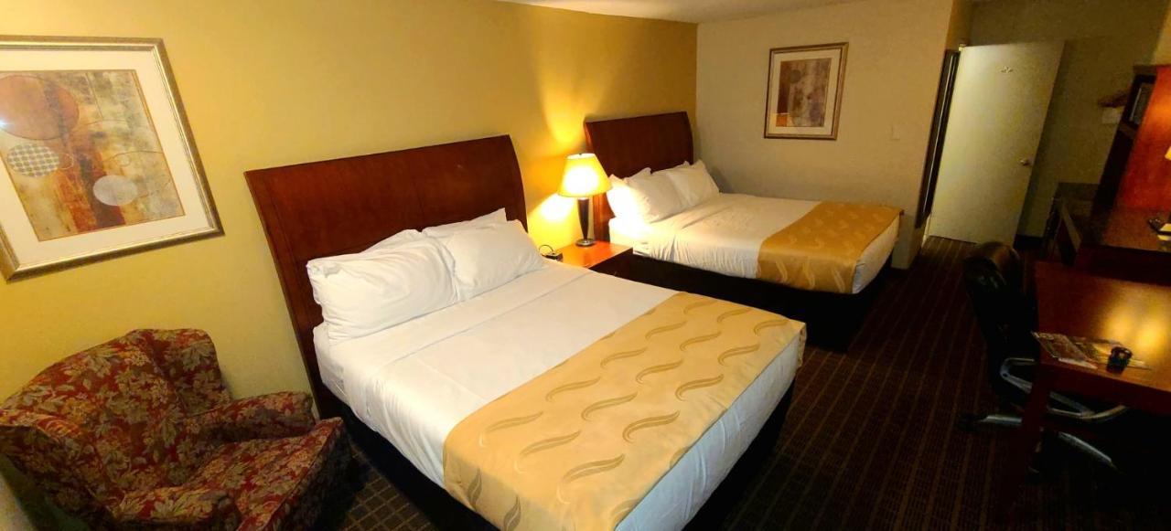 Quality Inn & Suites 1000 Islands Гананок Екстериор снимка