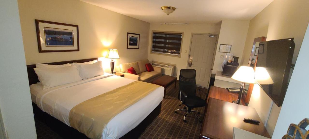 Quality Inn & Suites 1000 Islands Гананок Екстериор снимка