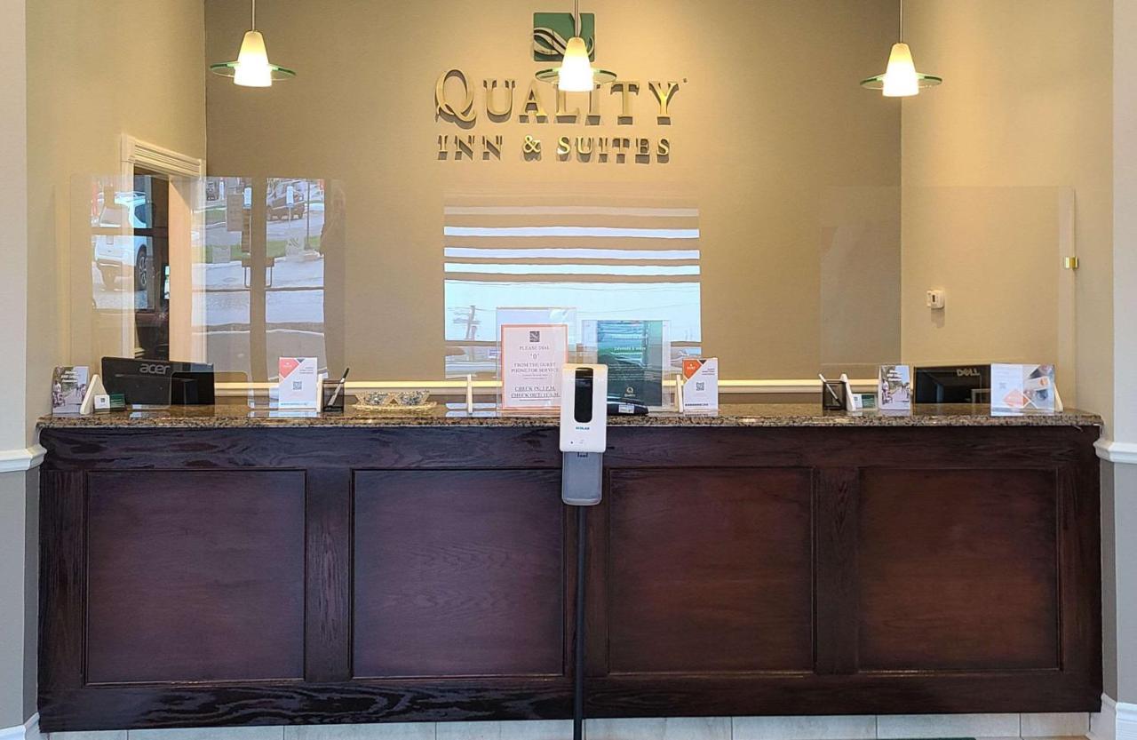 Quality Inn & Suites 1000 Islands Гананок Екстериор снимка