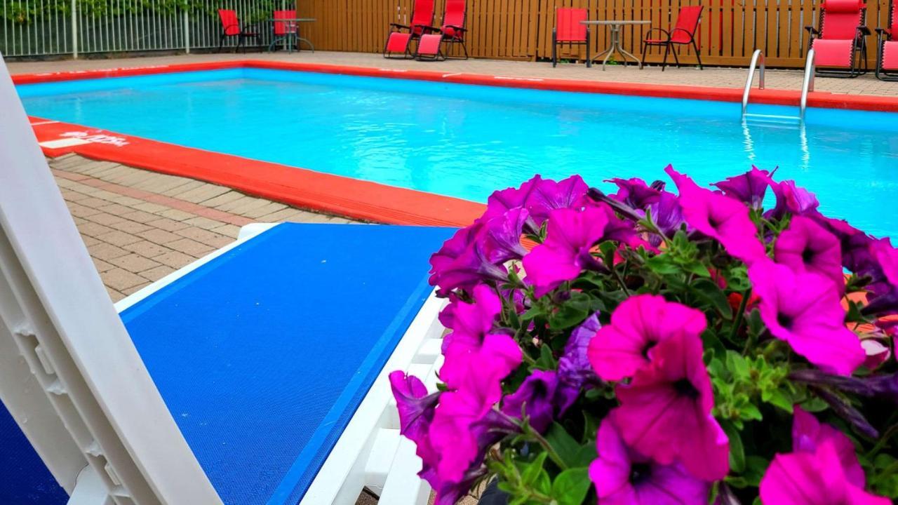 Quality Inn & Suites 1000 Islands Гананок Екстериор снимка