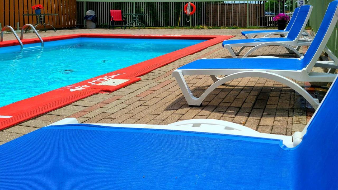 Quality Inn & Suites 1000 Islands Гананок Екстериор снимка