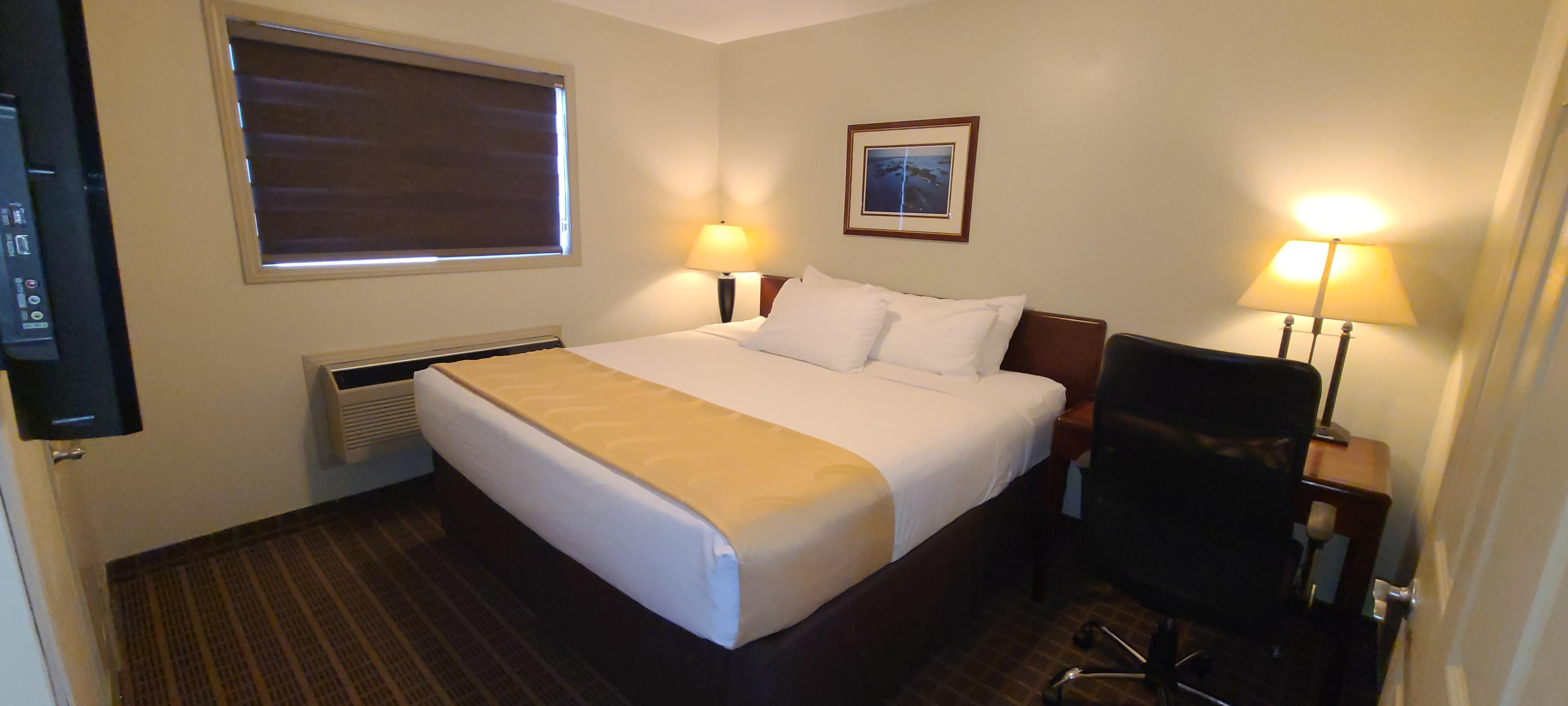 Quality Inn & Suites 1000 Islands Гананок Екстериор снимка