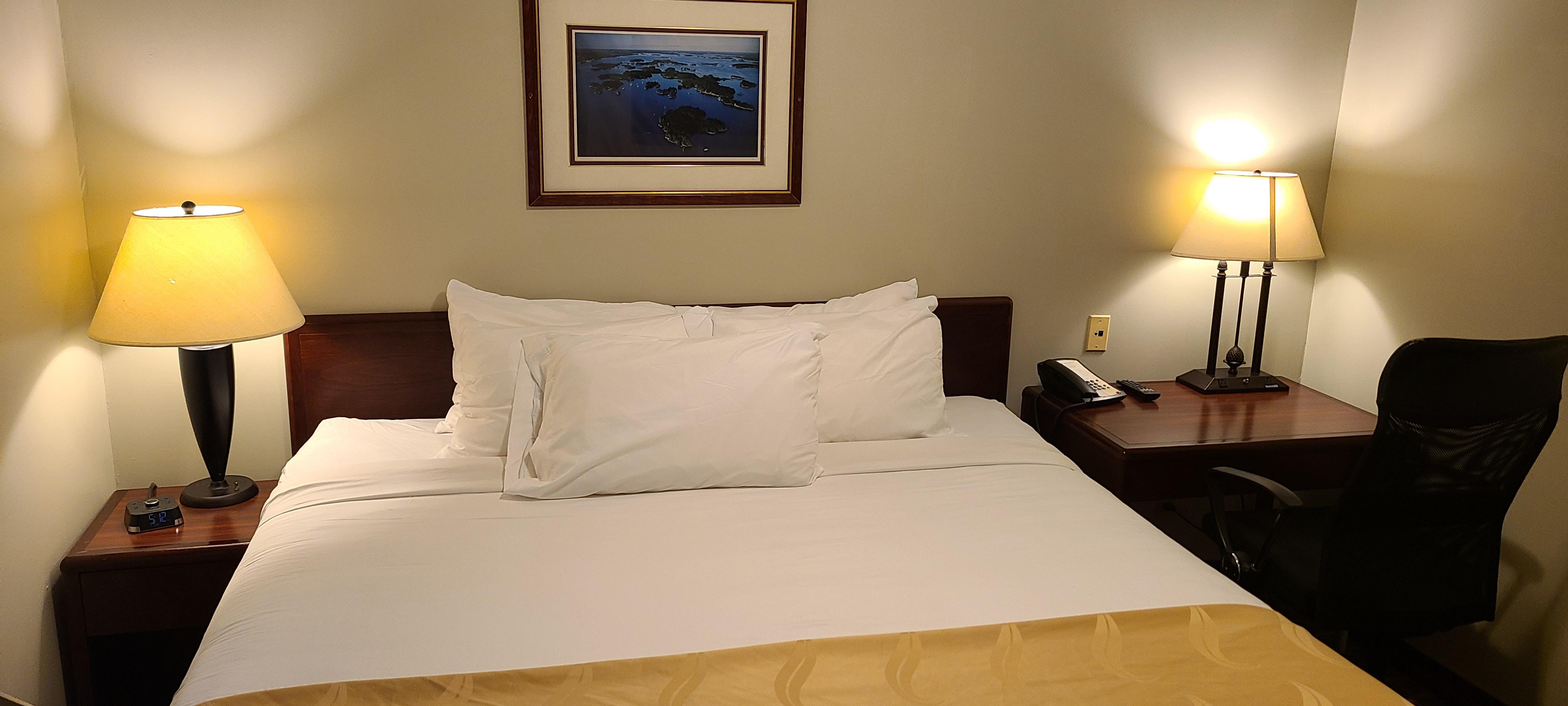 Quality Inn & Suites 1000 Islands Гананок Екстериор снимка