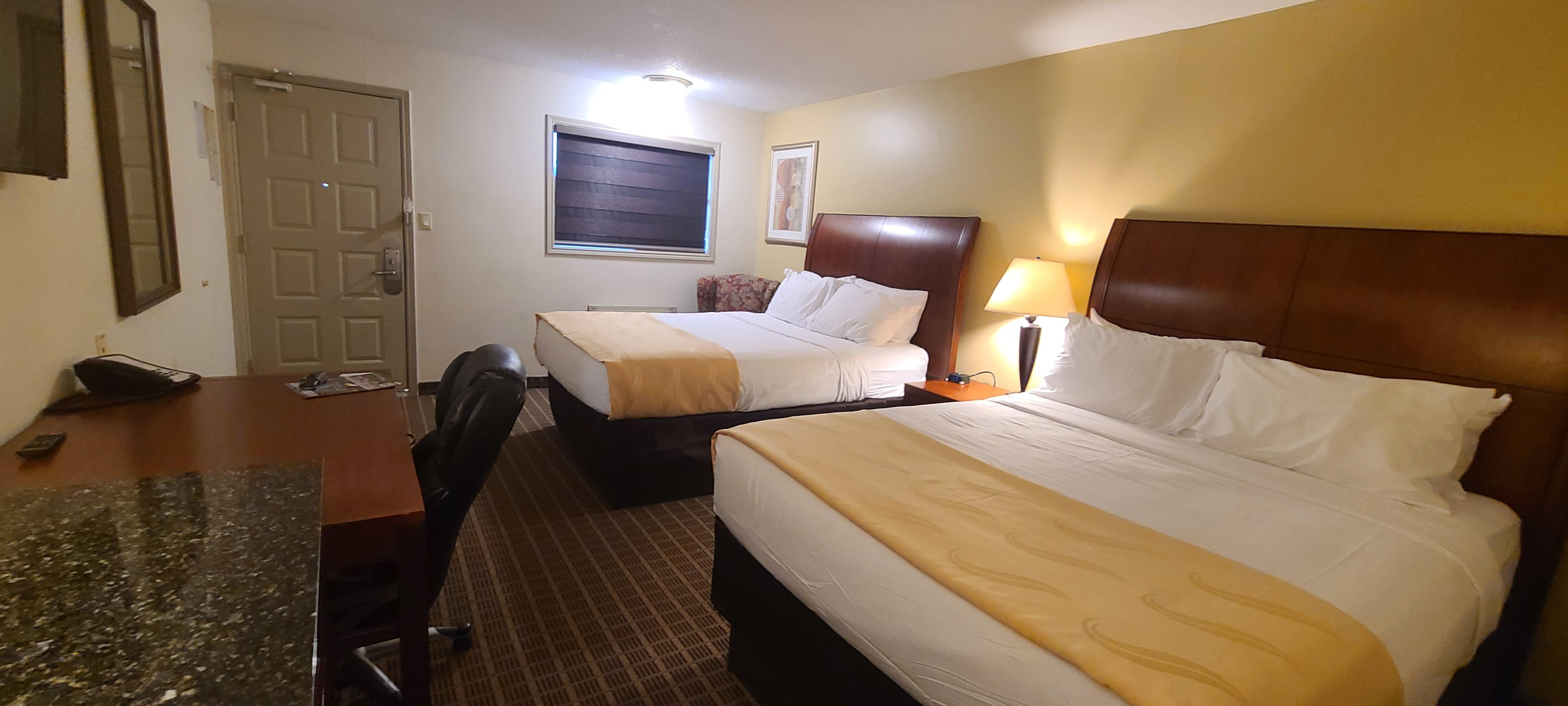 Quality Inn & Suites 1000 Islands Гананок Екстериор снимка