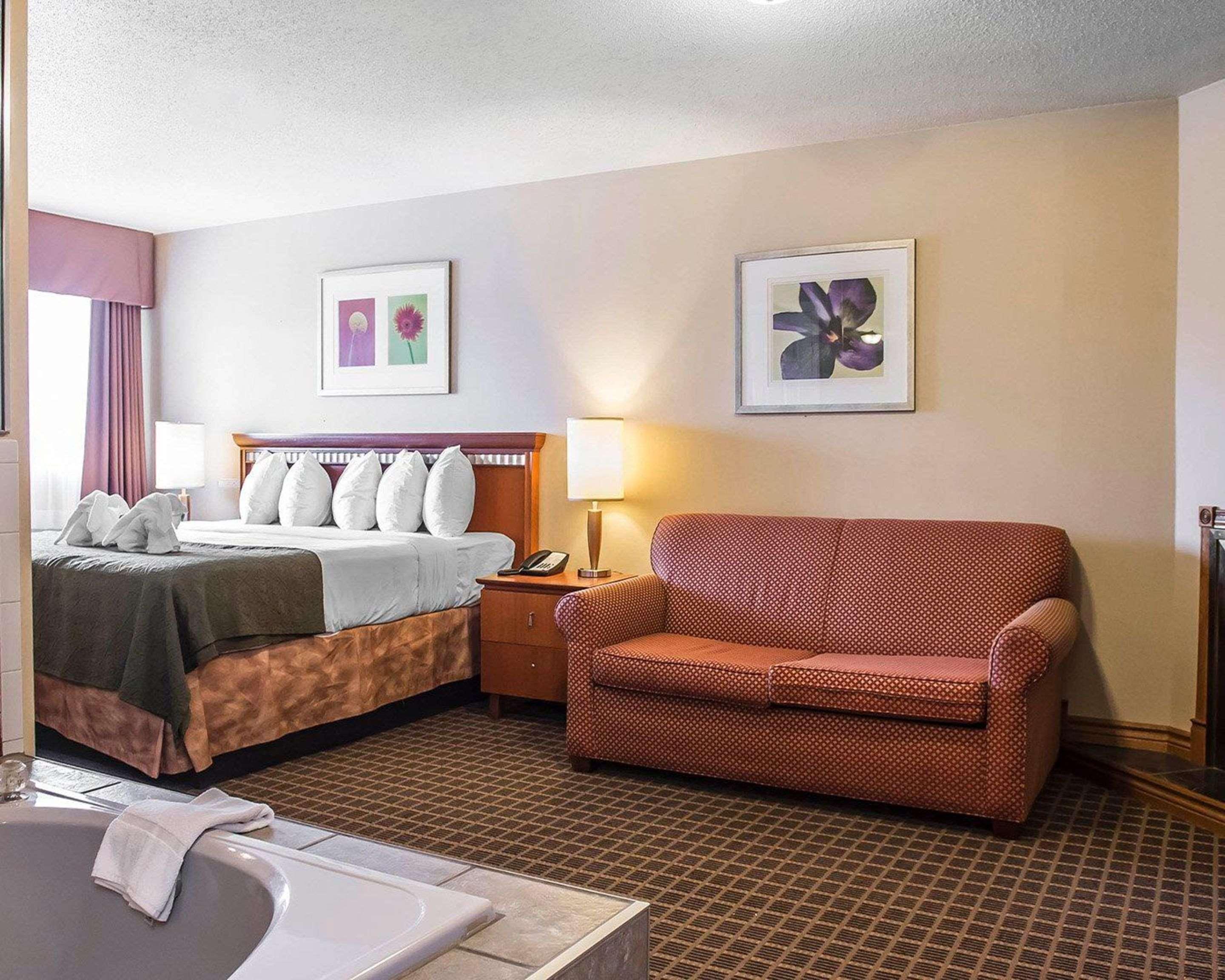 Quality Inn & Suites 1000 Islands Гананок Екстериор снимка