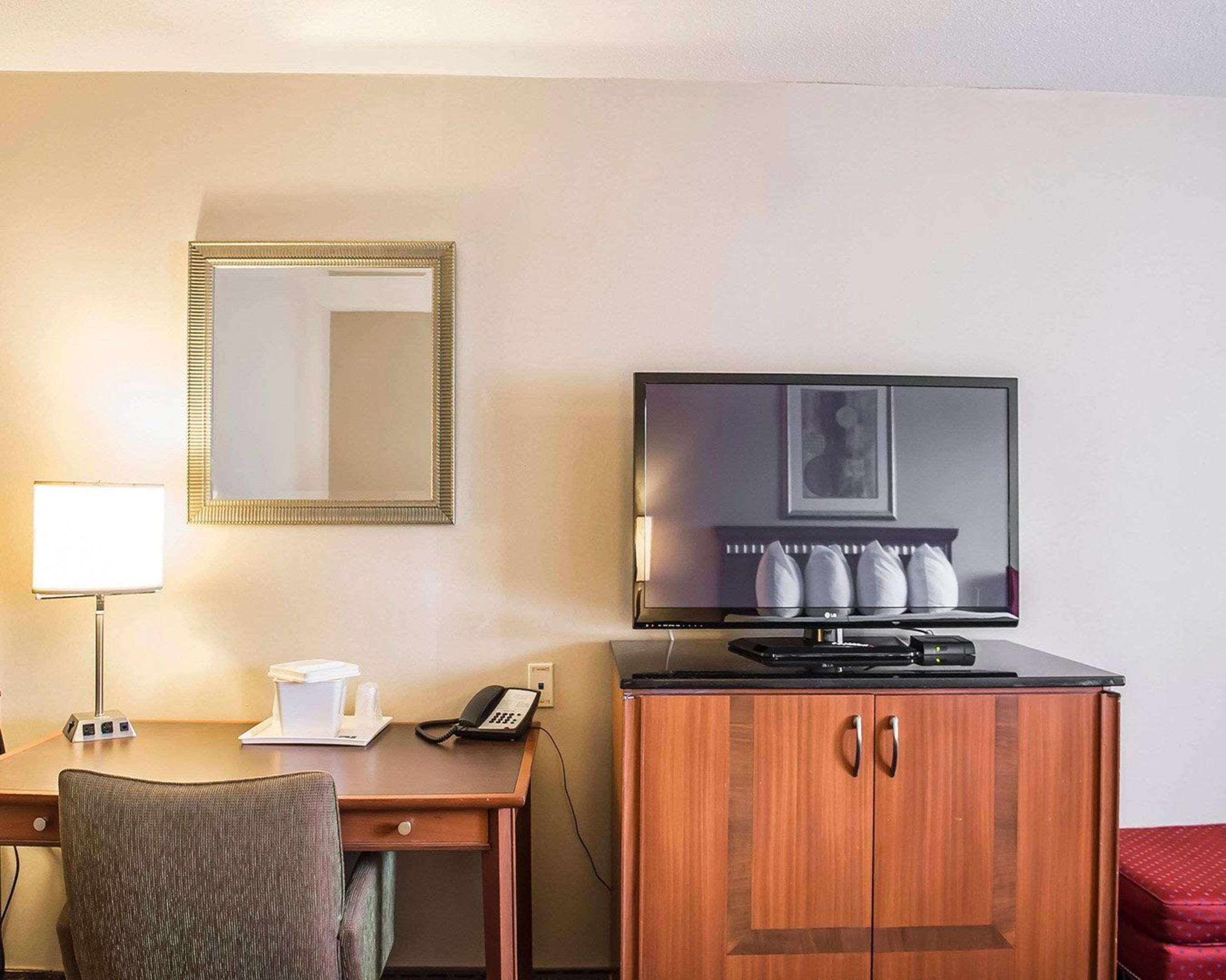 Quality Inn & Suites 1000 Islands Гананок Екстериор снимка