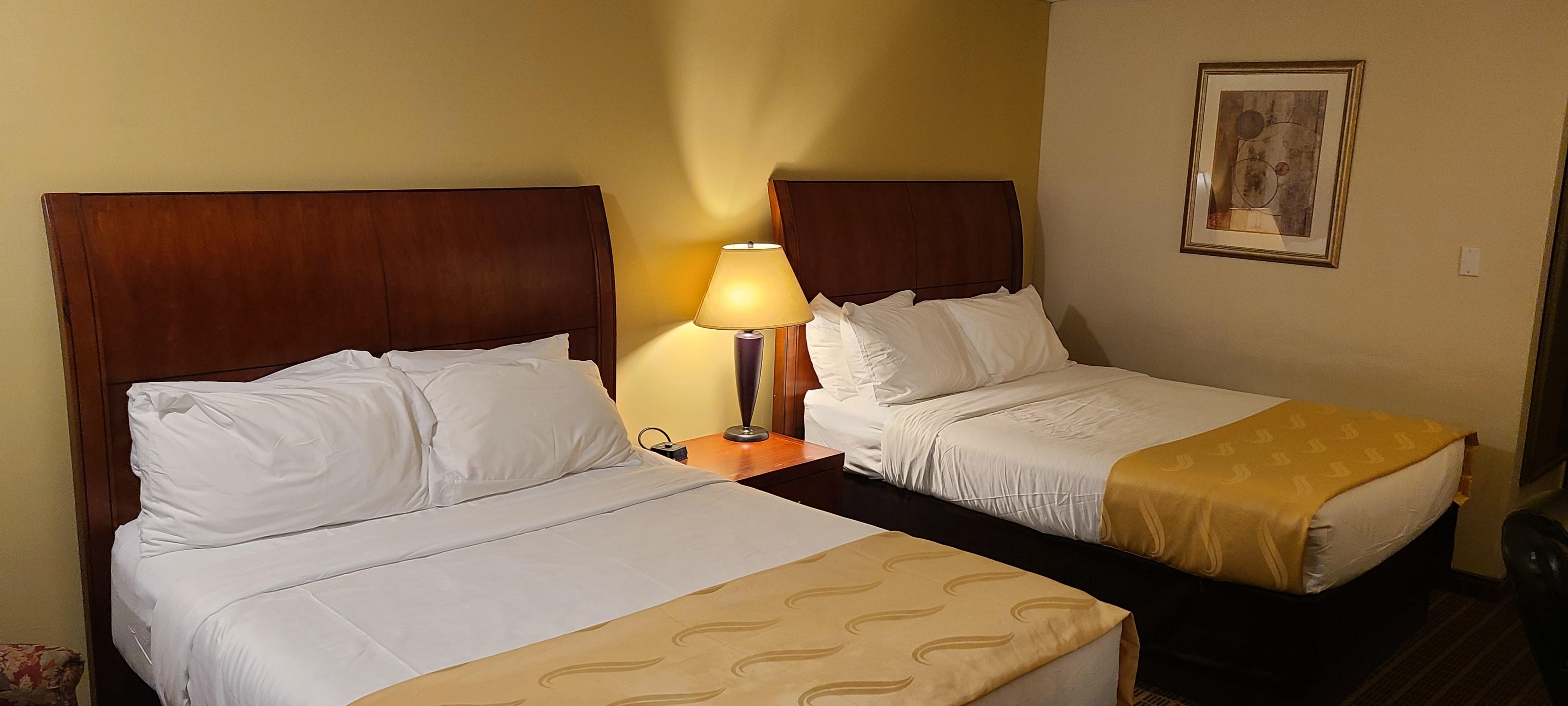 Quality Inn & Suites 1000 Islands Гананок Екстериор снимка