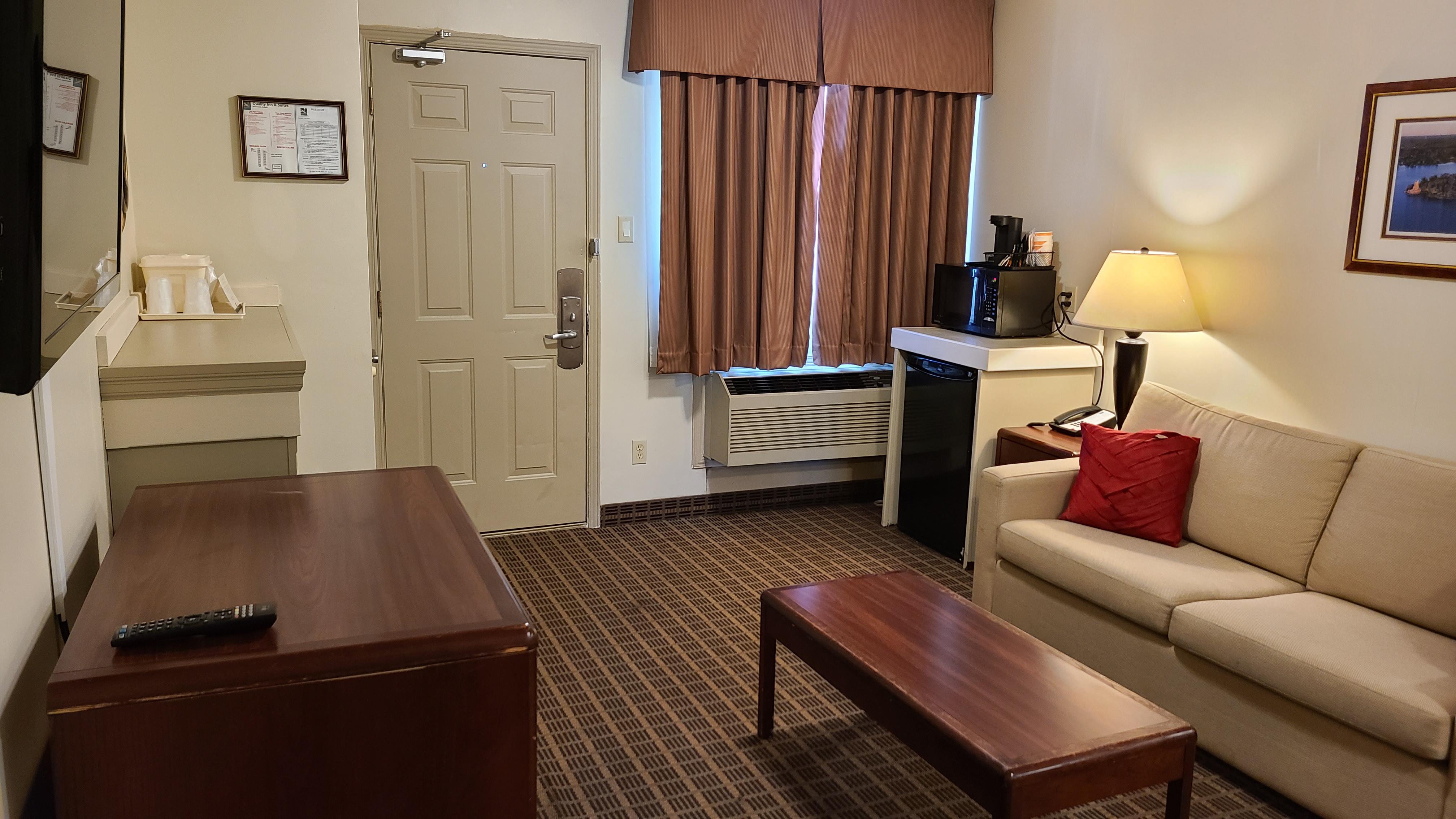 Quality Inn & Suites 1000 Islands Гананок Екстериор снимка