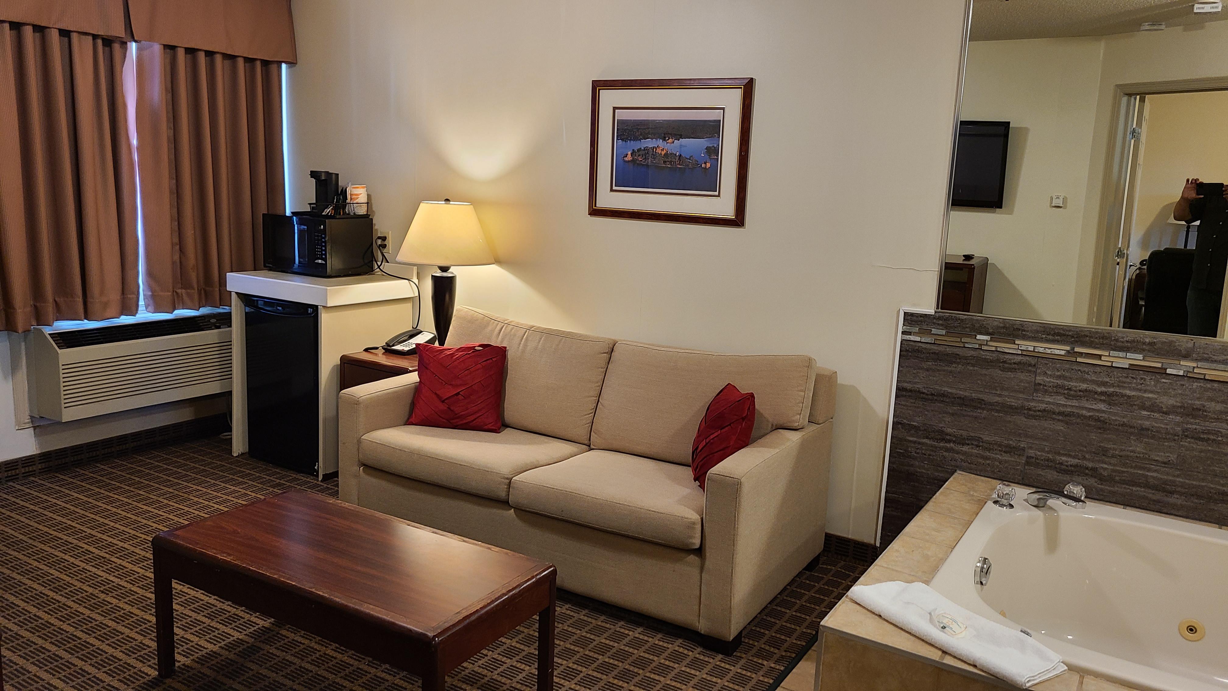 Quality Inn & Suites 1000 Islands Гананок Екстериор снимка