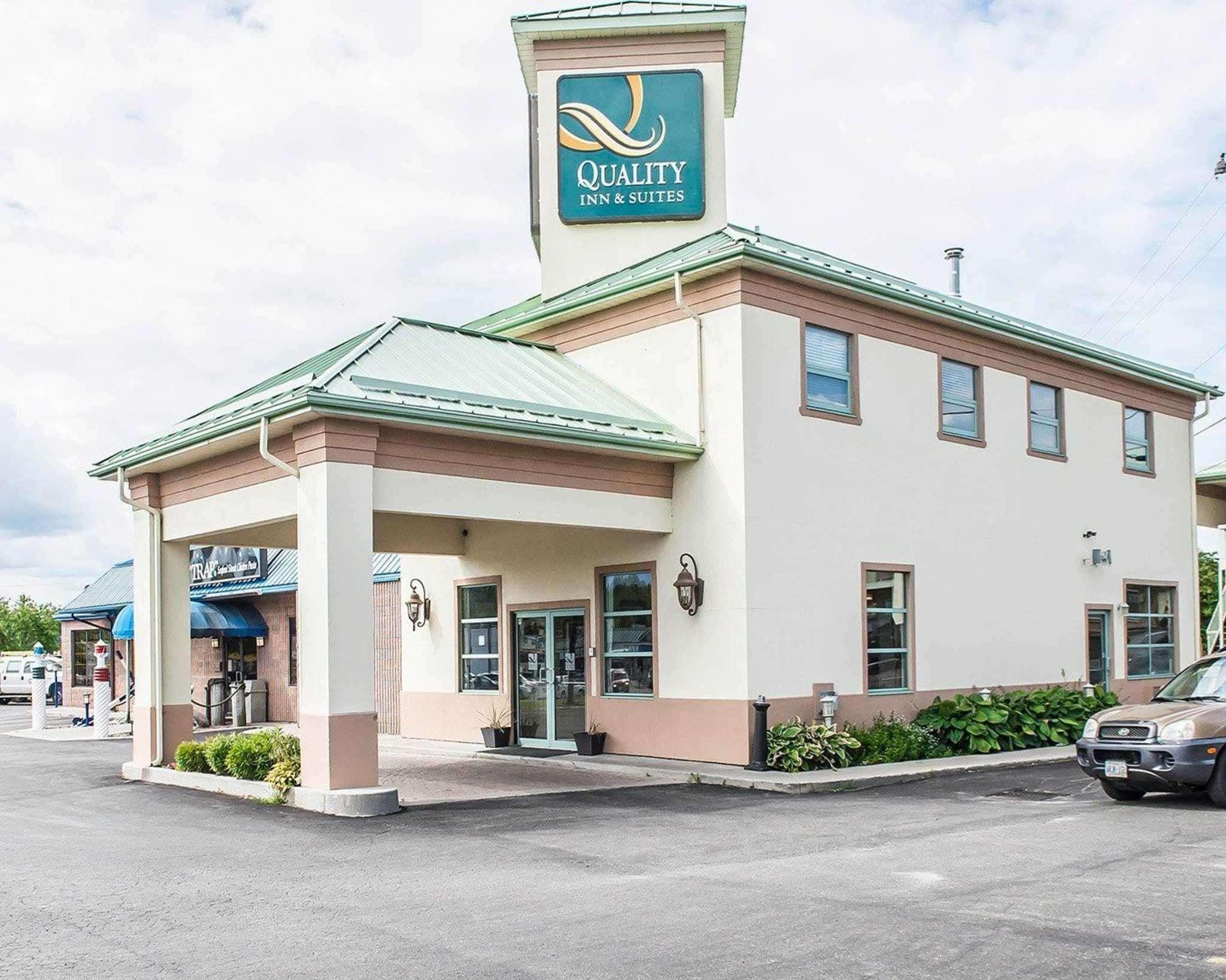 Quality Inn & Suites 1000 Islands Гананок Екстериор снимка