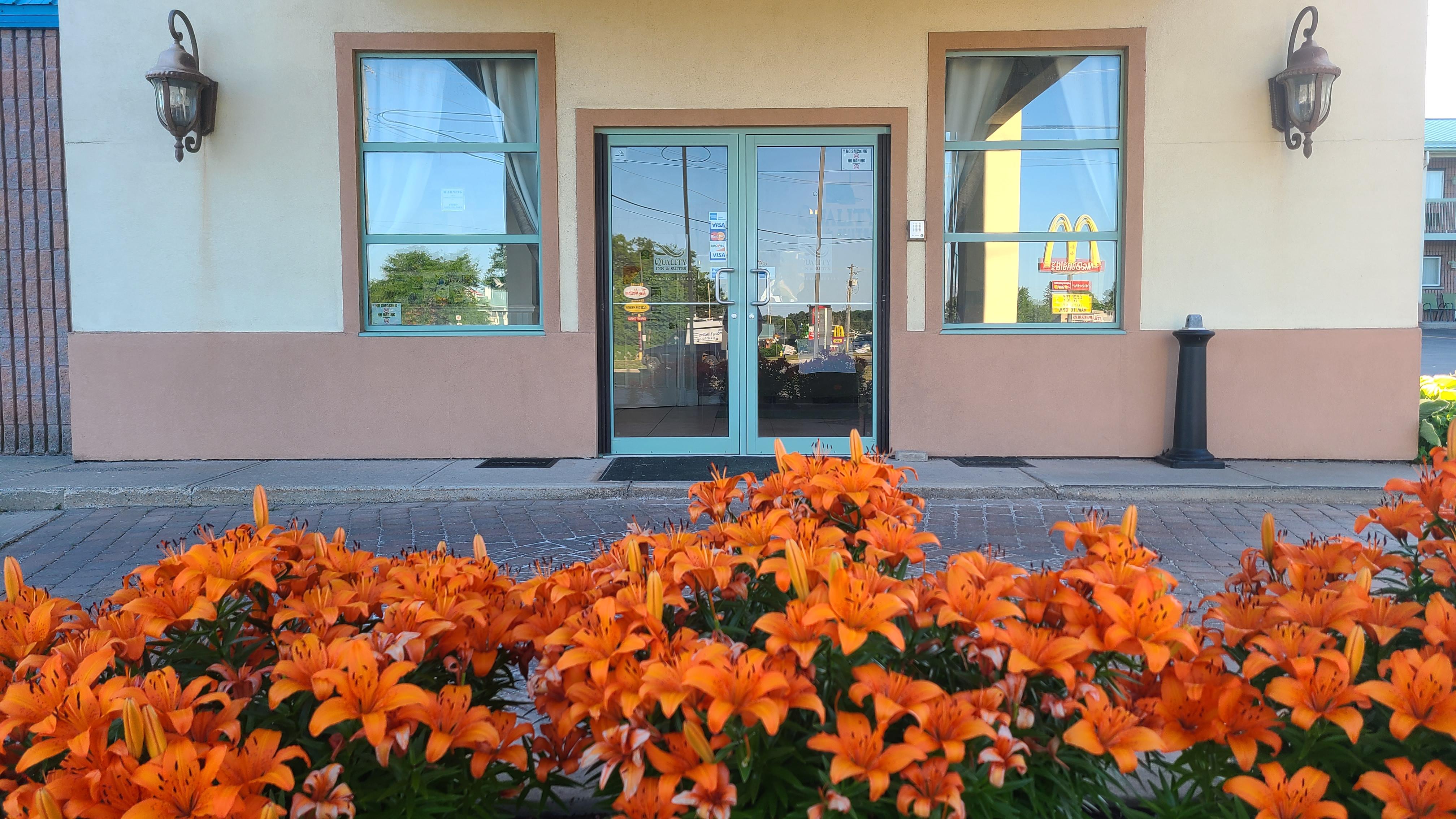Quality Inn & Suites 1000 Islands Гананок Екстериор снимка