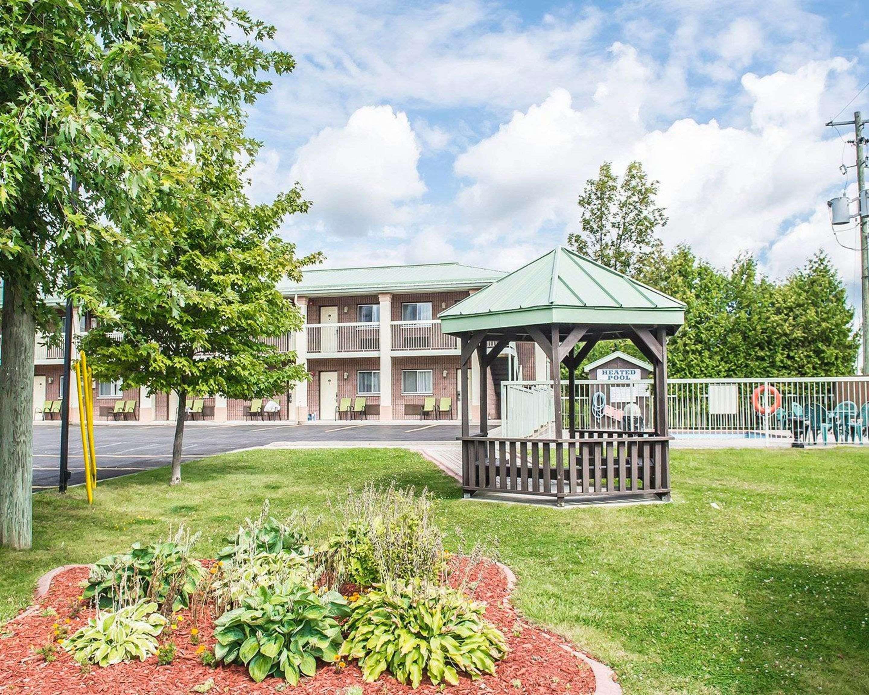 Quality Inn & Suites 1000 Islands Гананок Екстериор снимка