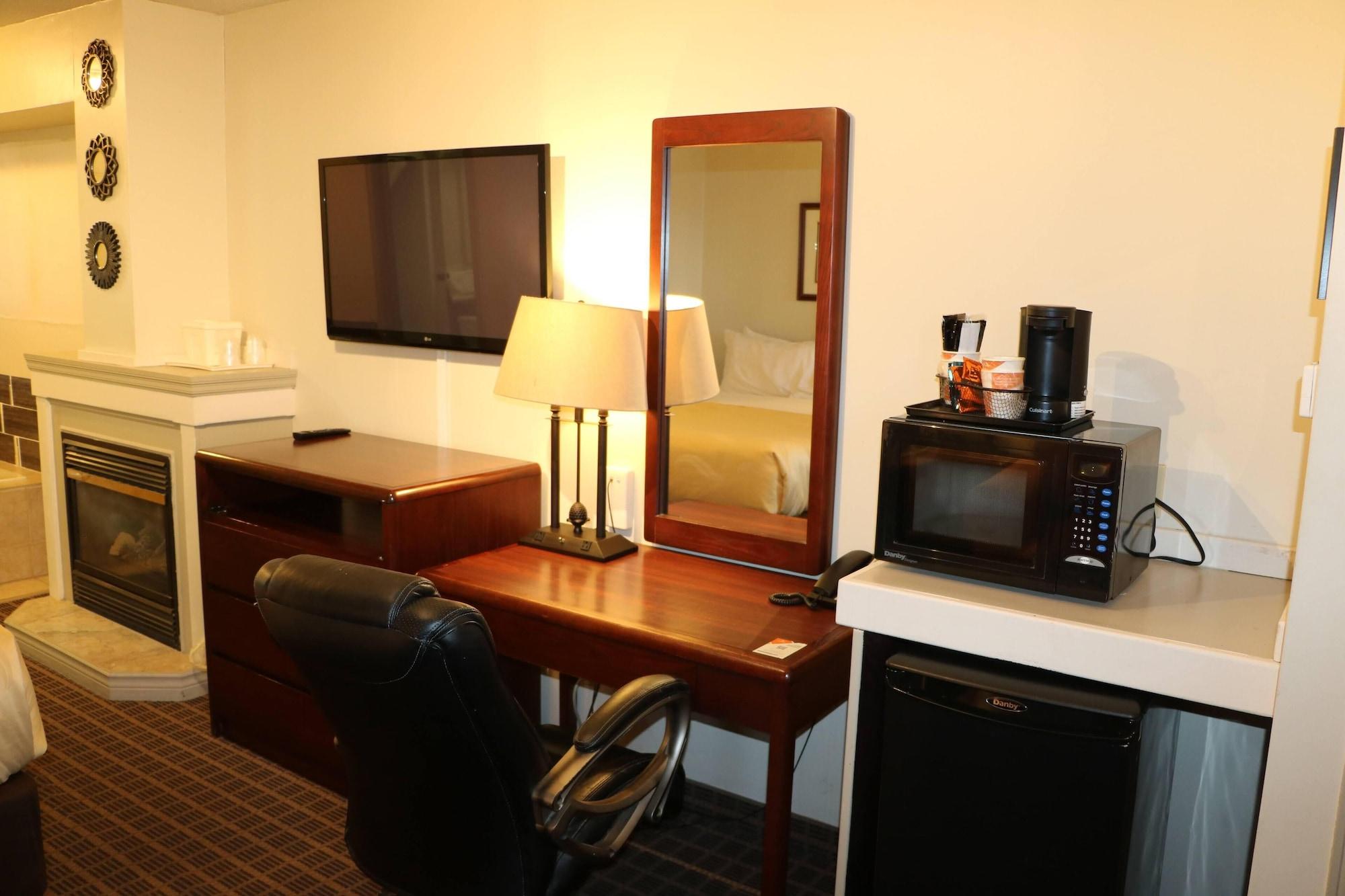 Quality Inn & Suites 1000 Islands Гананок Екстериор снимка