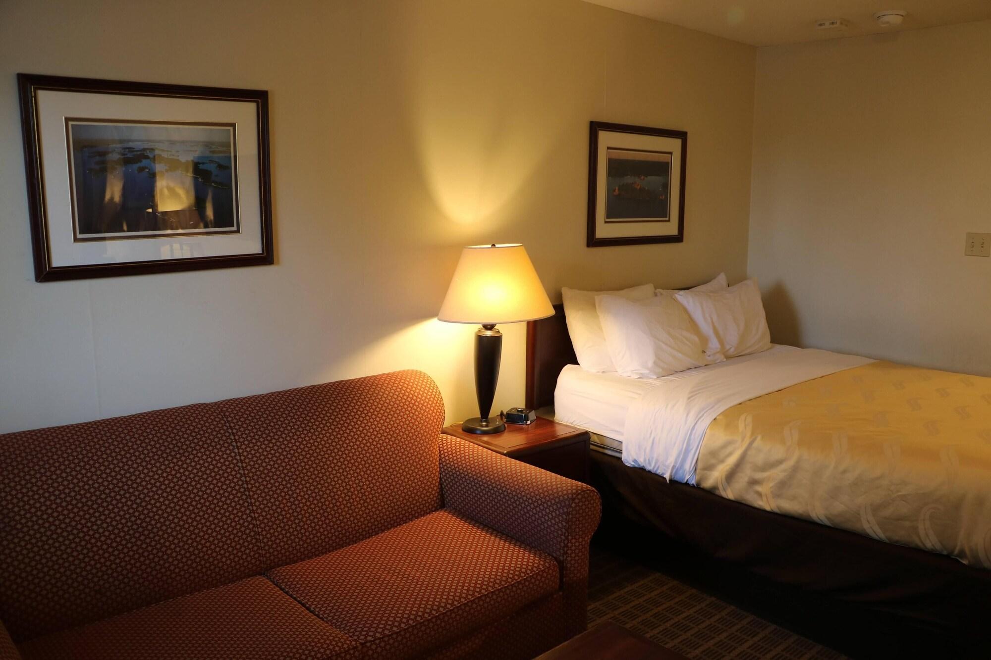 Quality Inn & Suites 1000 Islands Гананок Екстериор снимка