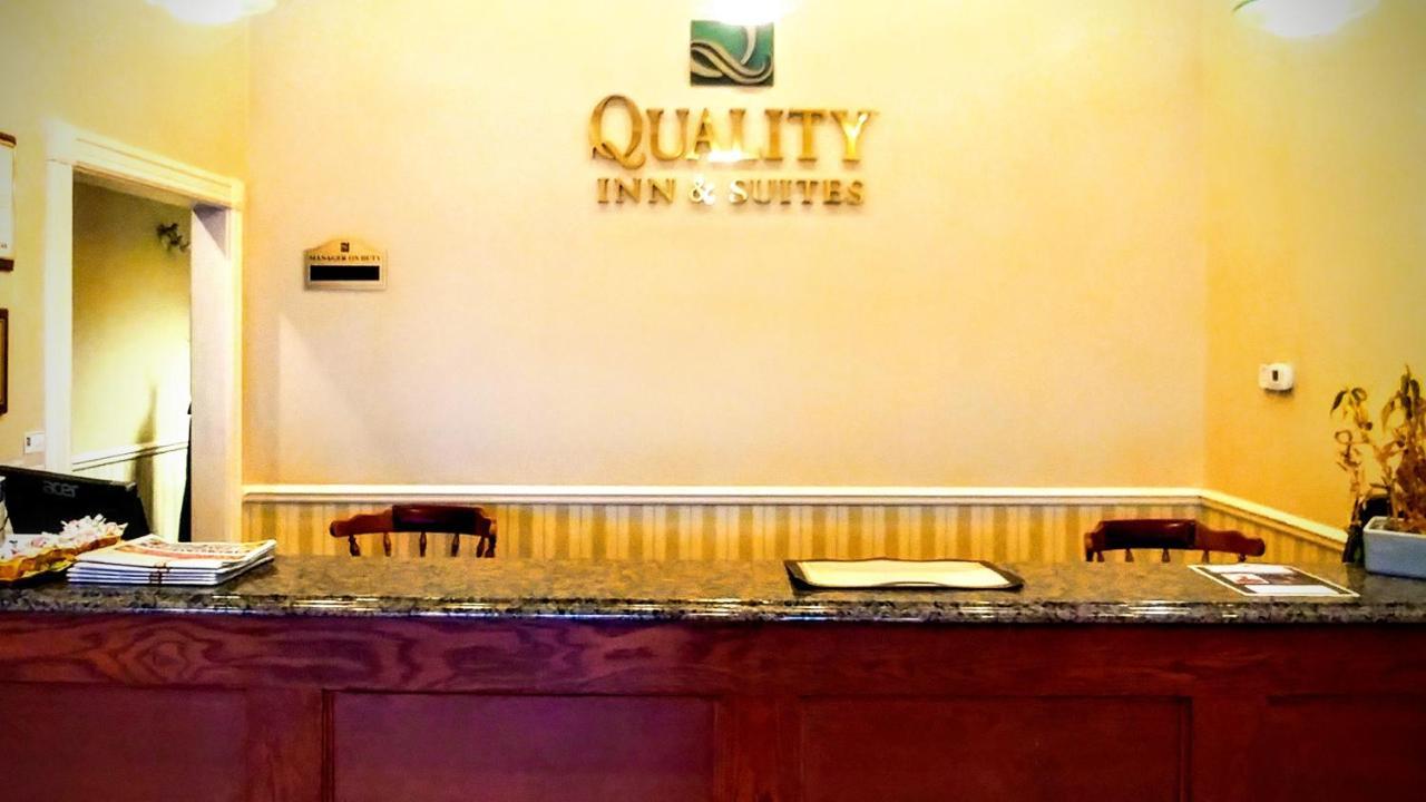 Quality Inn & Suites 1000 Islands Гананок Екстериор снимка